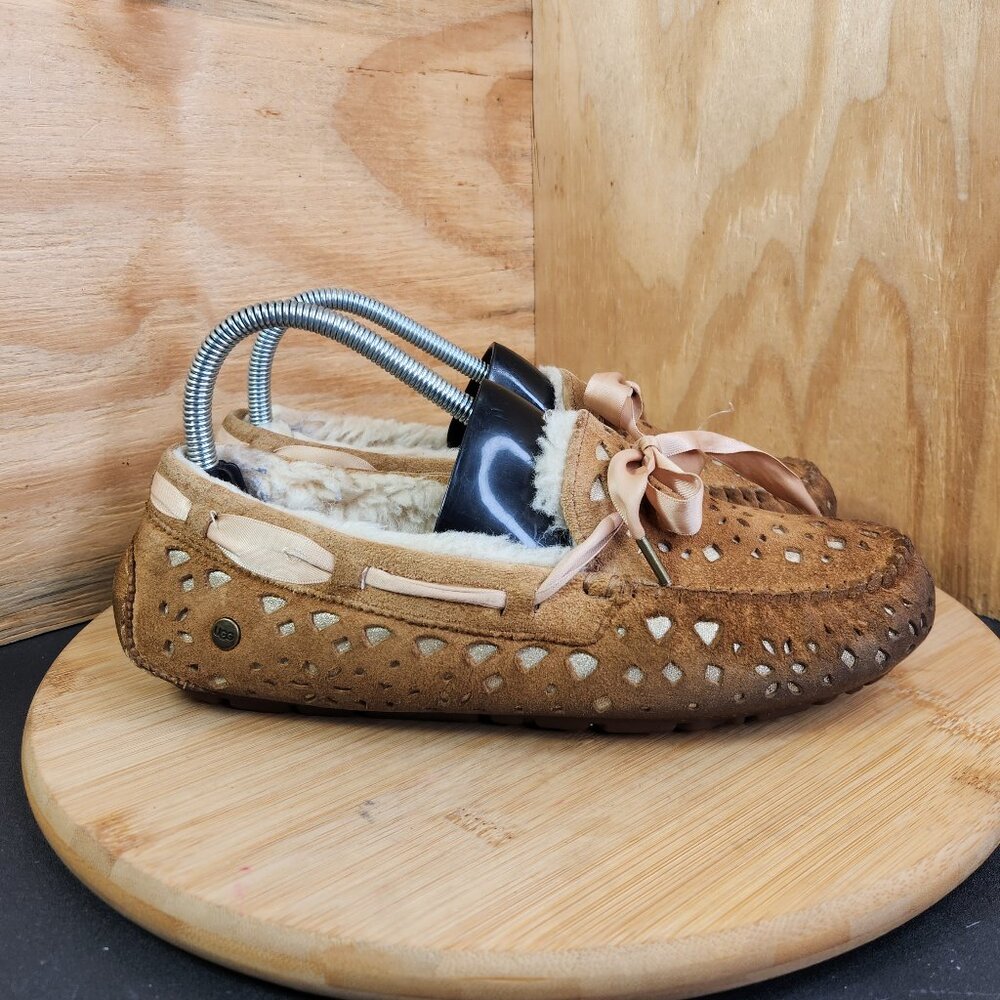 Ugg Womens Dakota Sunshine Flora Perforated Chestnut Moccasin Suede Slippers